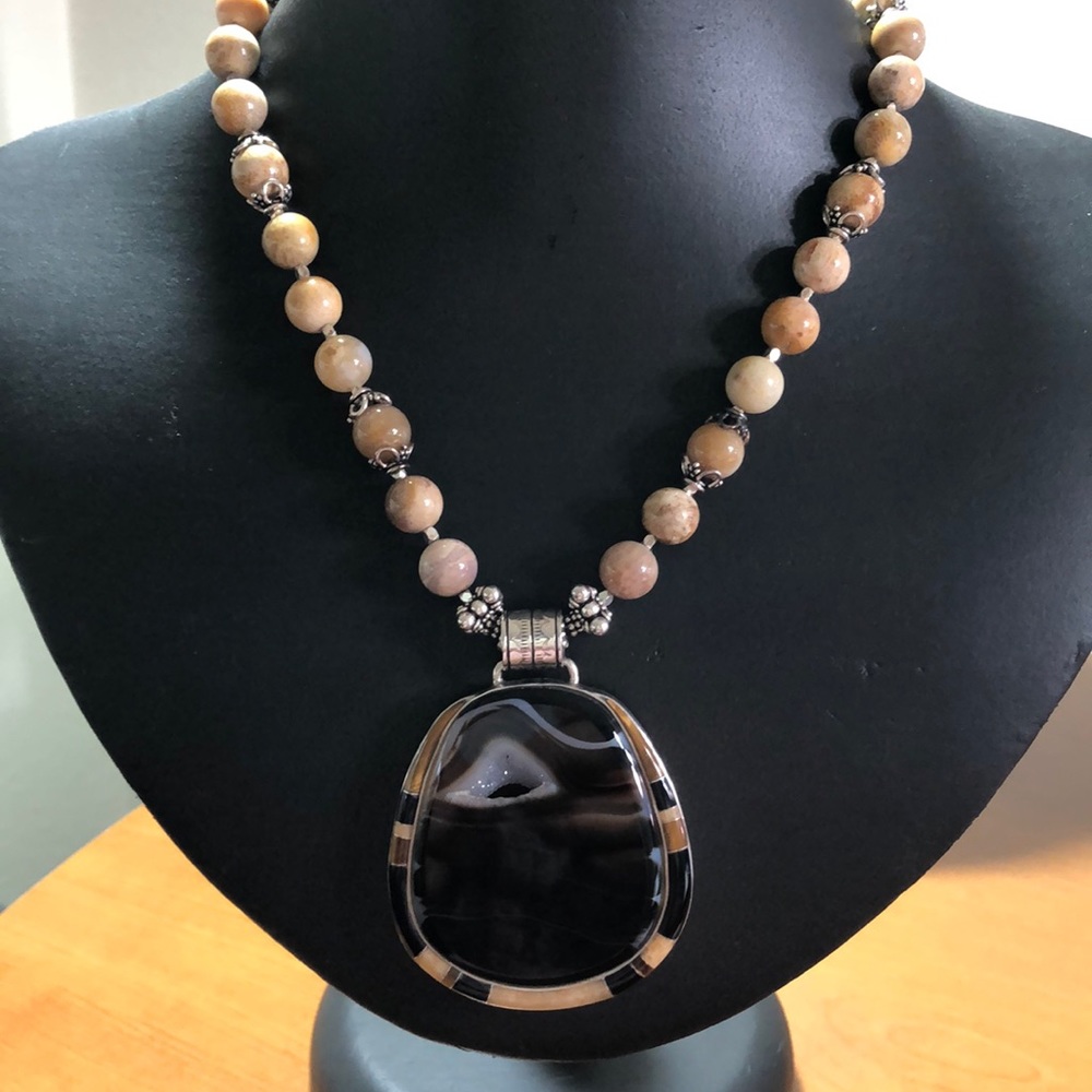Agate Beads and Pendant Necklace - NWOT
